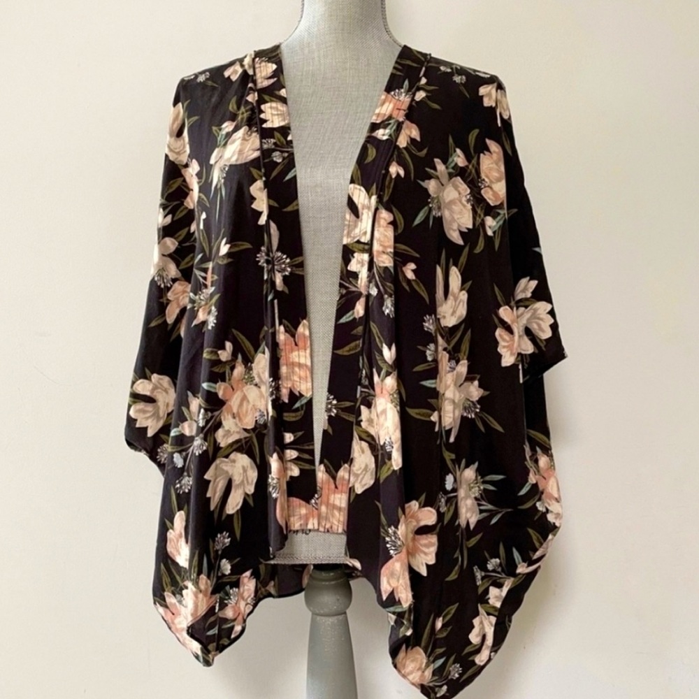 Aritzia Talula floral kimono